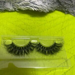 Voluminous Black Lashes for Bold Eye Looks